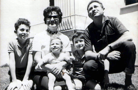 1966, ניר למפרט (מימין), בן 6, עם הוריו רות ויגאל ואחיו עדו ויעקב, תל אביב
