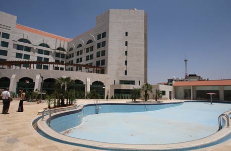 מלון מובנפיק ברמאללה. מלבד המלון, בעיר מתגאים גם בגורד שחקים, צילום: אי אפ פי
