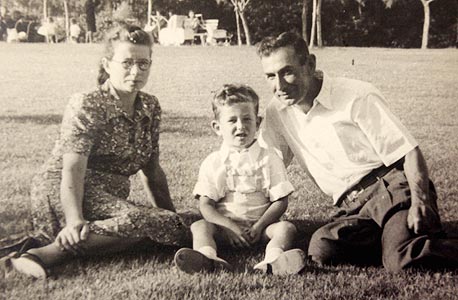 1948 - יעקב פרי, בן 4, עם הוריו אליעזר ומלכה, בגן המלך, נתניה