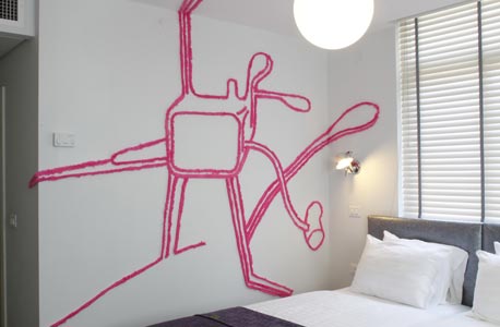 חדר במלון ארטפלוס. עבודה של אלעד קופלר