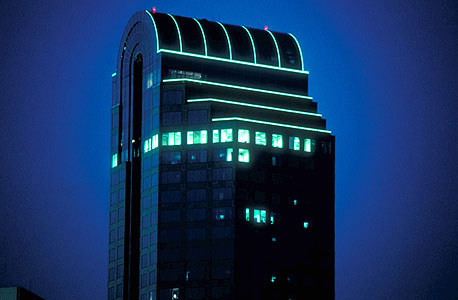 תאורת לייט-טייפ בבניין פירסן יוניון בנק בצפון קרוליינה