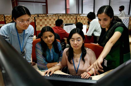 עובדים בהודו, צילום: בלומברג