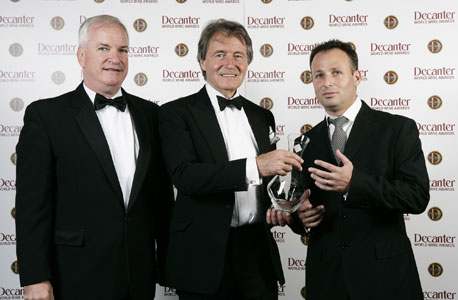 (מימין) ליאור לקסר, יינן יקבי כרמל, סטיבן ספורייר מ"דקאנטר" ואדם מונטיפיורי מיקבי כרמל (מימין) ליאור לקסר, יינן יקבי כרמל, סטיבן ספורייר מ"דקאנטר" ואדם מונטיפיורי מיקבי כרמל