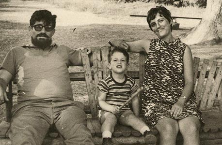 1967 רני רהב, בן ארבע, עם הוריו חנה ויצחק, יער בן שמן