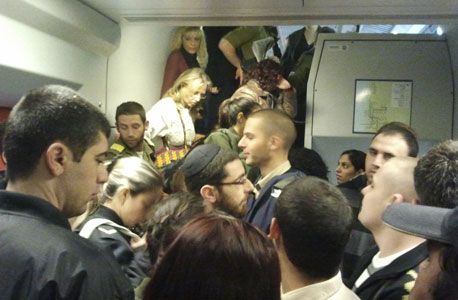 עומס ברכבת ישראל (למצולמים אין קשר לכתבה), צילום: רוני בר און