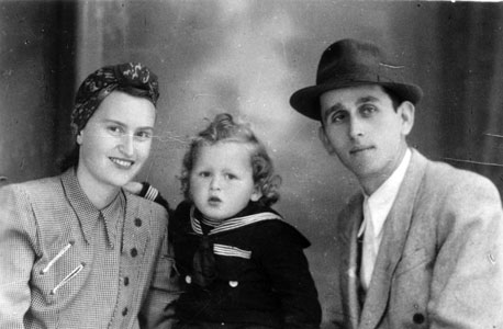 1950, אהרון זאבי פרקש, בן שנתיים, עם הוריו דב וחנה, טרנסילבניה