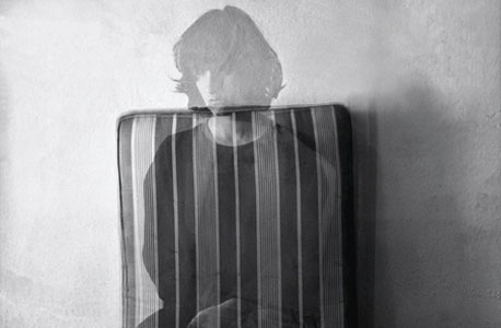 מיכל היימן, "פורטרט עצמי עם מזרן", 1978 מיכל היימן, "פורטרט עצמי עם מזרן", 1978