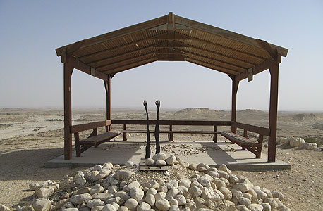 פסל "ממעמקים קראתיך ה'", של מנשה קדישמן במצפור בניצנה