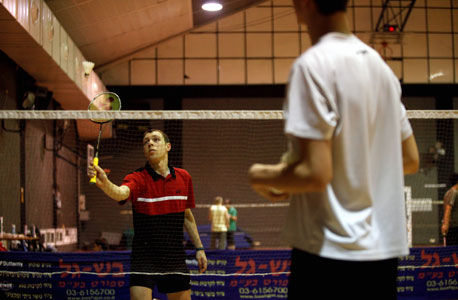 בדמינגטון. לעשות הכל כדי שהכדור לא ייגע ברצפה ולשרוף עד 800 קלוריות בשעה