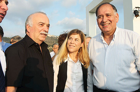 בראון עם ראש עיריית חיפה יונה יהב (מימין) ואליעזר פישמן (משמאל). "פישמן נותן מרחב תפעולי ניכר"