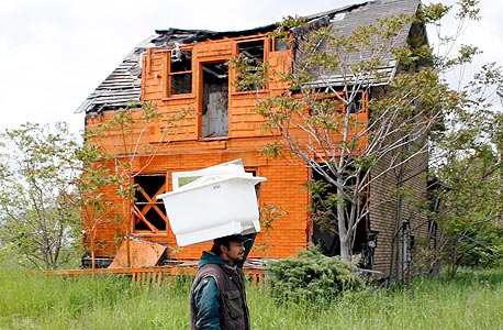 בית נטוש שנצבע בעתום על ידי קבוצת אמני הגרילה "אובג