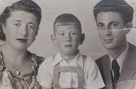 1950. דב ויסגלס, בן ארבע, עם הוריו ציפורה ודוד, תל אביב