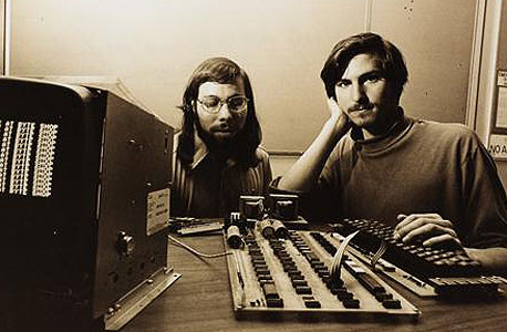 מימין: סטיב ג'ובס וסטיב ווזניאק עם המחשב הראשון