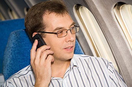 האם באמת צריך לכבות מכשירים אלקטרוניים בטיסות?