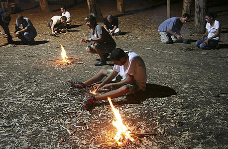 (אילוסטרציה) הישרדות בטבע. מדליקים אש לבד