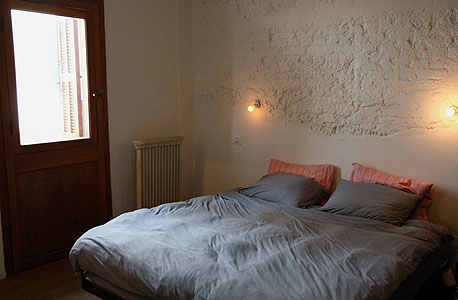 חדר השינה ממוקם במזרח, צד שנעים להתעורר בו, צילום: עמית שעל