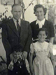 יהודית ריכטר בת 8 עם אחיה ישראל בן ה-3 והוריה מצה וצבי, תל אביב