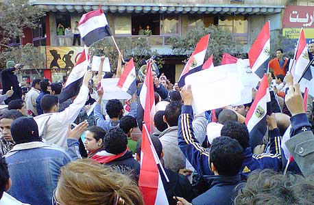 מפגינים נגד מובארק במצרים. תוצאת ביניים: פייסבוק 1, דיקטטורות 0, צילום: cc by Muhammad Ghafari