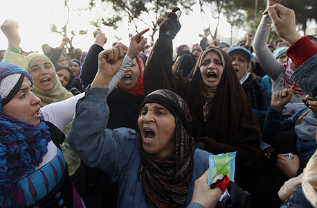 פקסים וקוד מורס: המצרים מוצאים דרכים להתמודד עם הניתוק מהרשת