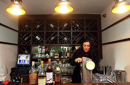 הברז מיני בר. יין מומלץ: רקאנטי פטיט סירה זינפנדל. מחיר: 125 שקל לבקבוק, 32 שקל לכוס