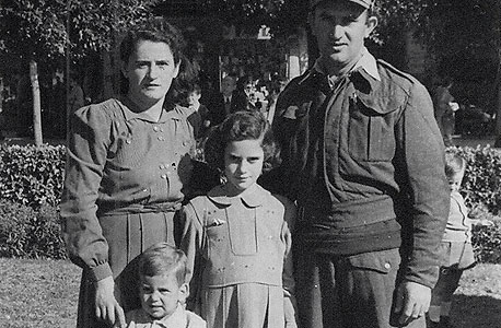 1948 - שמואל פרנקל בן שנתיים, אחותו אירית בת שש והוריהם צבי ואלה, תל אביב