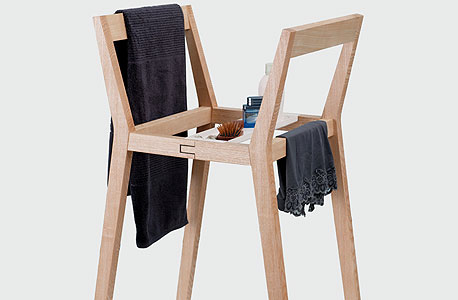 כיסאות המשמשים לתליית ביגוד או מוצרי טיפוח