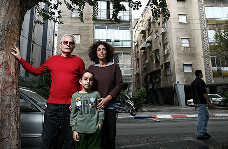 יצחק (גיזי) בן טובים (63) ואורלי בן טובים (42), איש תוכנה ומטפלת משפחתית, עם בנם אסף (9), גרים בצפון הישן של תל אביב