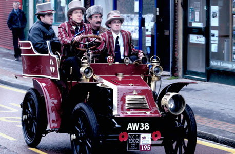ווינסטון (מאחור, מימין) משתתף במסע המכוניות העתיקות השנתי מלונדון לברייטון