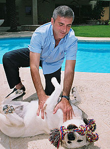 ליאוניד נבזלין והכלב מקס בבית בהרצליה, צילום: בלומברג