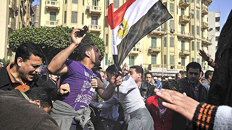 מפגינים במצרים. מחפשים הוכחות לשחיתות, צילום: אי פי אי