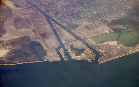 תעלת סואץ. עגינת אוניות המטען בנמלי מצרים משובשת מתחילת המהומות. הגעת המטענים לישראל מתעכבת 