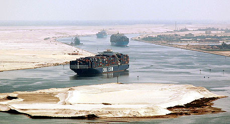 מצרים: חשש גובר מהפרעה לתנועת הספינות בתעלת סואץ 