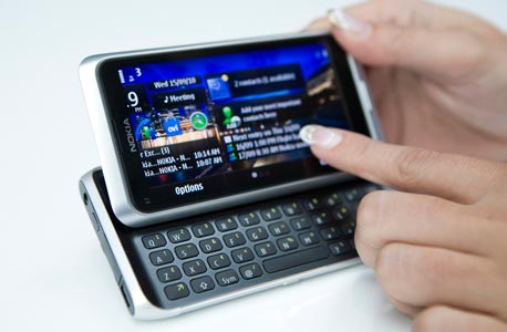 נוקיה מדווחת על הפסד ברבעון בעקבות הצניחה במכירות הטלפונים הסלולריים