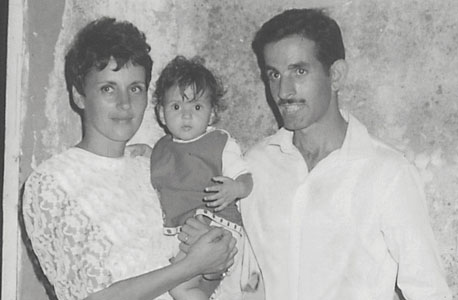 1966. איריס בק, בת שנה, עם הוריה מרי ושלמה בחתונה משפחתית