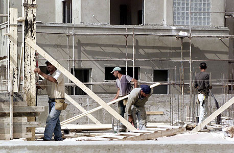משרד השיכון: 5,000 עובדים פלסטינים יצטרפו לענף הבנייה