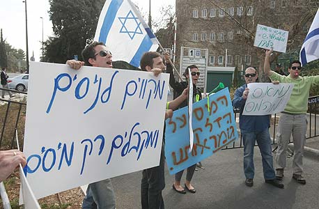 הפגנה של נהגים נגד מחירי הדלק ב-2011. הצרכן יצביע ברגליים, צילום: אלכס קולמויסקי