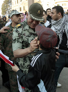 מפגין וחייל מצרי בכיכר תחריר בקהיר, אתמול