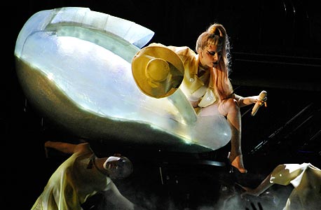 ליידי גאגא יוצאת מהביצה. כניסה ביזארית ושלושה פרסים, צילום: MCT