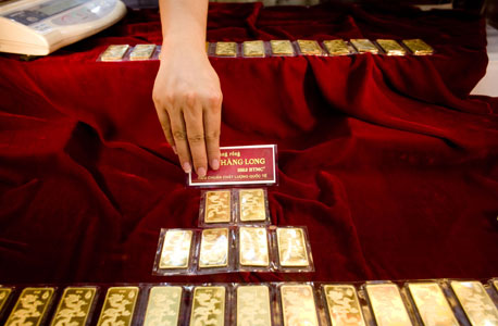 הזהב יטפס לשיא של יותר מ-2,000 דולר לאונקיה בשנה הבאה
