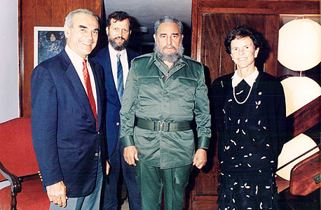 פידל קסטרו פרש רשמית מראשות המפלגה הקומוניסטית