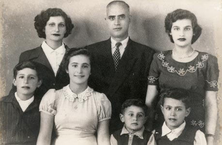 1951. איציק אורן בן 3 (במרכז), עם אחיו אורי (6), אחותו מרגלית (13), האחות לורן (15, מאחור מימין), האב רפאל והאם סביחה