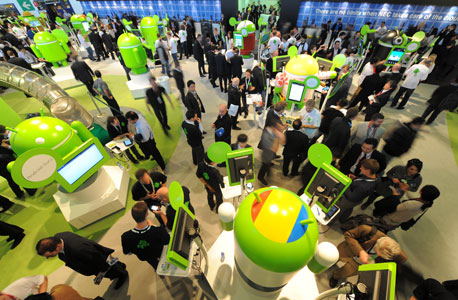 ביתן מערכת ההפעלה אנדרואיד של גוגל בברצלונה. להריץ אפליקציות ללא תלות במערכת ההפעלה