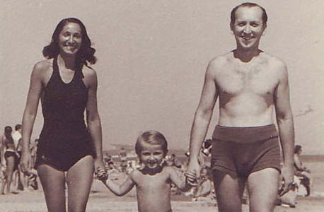 1947. גדעון אוברזון, בן ארבע, עם הוריו ליביה ומירוסלב בספליט, יוגוסלביה