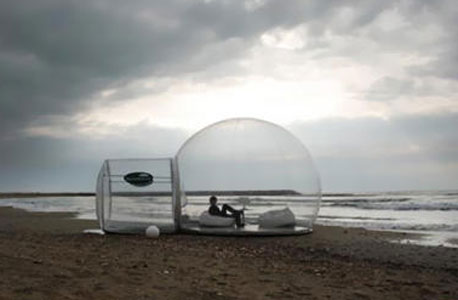 אוהל שקוף על החוף