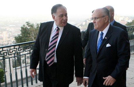 מימין: גד שפר ממשרד התמ"ת, רודולף ג'וליאני, ראש העיר ניו יורק לשעבר ויונה יהב ראש העיר חיפה