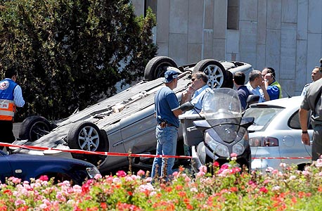מכונית הפוכה בזירת הפיגוע, היום