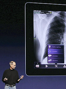 ג'ובס משיק את האייפד 2 בתחילת 2011. נשאר בשוק