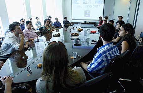 מפגש עם סטודנטים מצטיינים לקראת התמחות (למצולמים ולמשרד אין כל קשר לכתבה) מפגש עם סטודנטים מצטיינים לקראת התמחות (למצולמים ולמשרד אין כל קשר לכתבה)