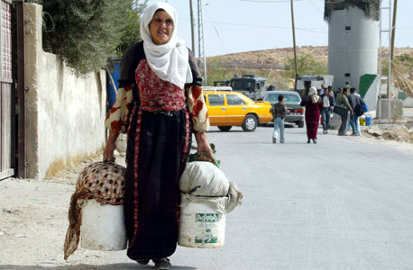 אשה פלסטינית במחסום בית לחם, צילום: שאול גולן