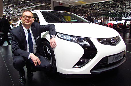 "בגרמניה הממשלה עובדת על סטנדרט לשקעי טעינה שיאפשר טעינה מהשקע בבית וגם משקע ייעודי. איני יכול  שלא לתהות מדוע ממשלת ישראל מתעקשת להיות שונה"